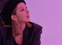 주식회사 보랏빛소 서울지점 | 초아, 베레모로 깜찍함 UP…보랏빛 조명에도 홀로 빛나 “촬영중” [M+★SNS]
