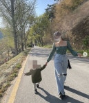 마마무 화사, 조카와 산책 중에도 돋보이는 쇄골 의상 [M+★SNS]