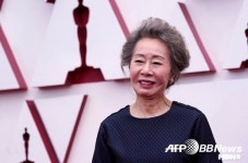 윤여정, 새 역사 썼다…韓 배우 최초 오스카 여우조연상 수상[93회 아카데미]