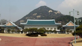 청와대도 뚫려 행정관 1명 확진…문 대통령 영향은