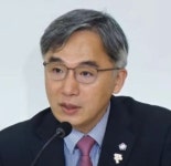 박원순 유족 측 정철승 변호사, 강제추행·유사강간 혐의로 피소