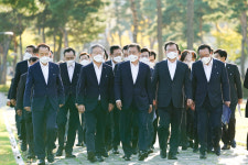 문 대통령, 이재명 선출 후 첫 만남에 악수 인사…개별 면담 없어