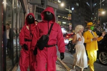 '오징어게임' 병정 옷 입고 나선 홍콩 경찰…바가지 씌운 택시기사 검거