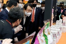 펫박람회 찾은 토리 아빠 윤석열 개 식용 반대…법제화는 국민 합의로