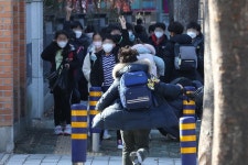 수도권 지역 등교 전면 중단…서울 소재 초등학교, 엄격 규제