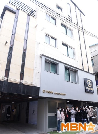생각엔터테인먼트 사옥 앞에서 안성훈-정다경-박성연-탄 함께 [MBN포토]
