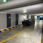 기계식 주차 싫어서…주차장 내리막 통로에 주차한 민폐 차량