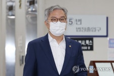 최강욱 선거법 위반 재판 중단키로...고발 사주 사실 관계 확인부터