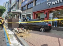 청주시 사거리에서 승용차가 변압기 들이받아