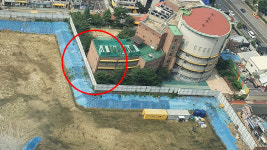 초등학교 담장 넘으면 공사장이?…책임 미루는 지자체·교육청