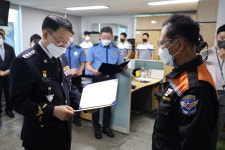 익수자 구조한 85세 정두성 선장...해양경찰청장 감사장 받았다