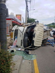 부산 도로서 탱크로리 전봇대 들이받고 넘어져