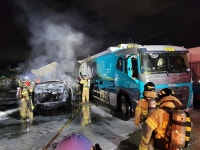 주유소 옆 공터 화재…불에 탄 승합차서 60대 남성 시신 발견