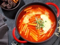 고객에 기본 반찬 줬다가 별점 1점 받은 떡볶이집 사장