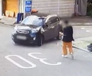 (영상) 폰 보면서 걷다가 멈춘 차에 툭…너무 억울한데 어떡하죠
