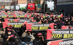 총파업 사흘째…셧다운 위기 속 화물연대-국토부 28일 교섭