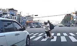 (영상) 킥보드 한 대에 3명…무단 횡단하다 '쿵'
