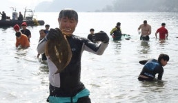 겨울 바다에 뛰어든 인간 펭귄들…거제도펭귄수영축제 열려
