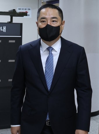 '선거법 위반' 강용석, 첫 재판서 혐의 전면 부인