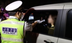 경찰 멱살 잡은 50대 공무원...음주 측정 정상 나오자 ‘행패’