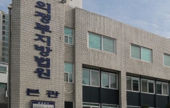친딸 강제추행, 피임기구 보이며 