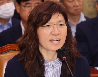 '국회 신고식' 치른 장미란 차관…여야 
