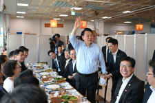 부산 자갈치 찾은 尹 현명한 국민, 괴담에 안 흔들려