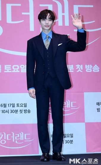 이준호, 첫 단독 팬미팅 투어 개최…‘JUNHO THE MOMENT 2023’ 공식 포스터 공개