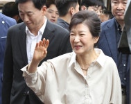 대구 현풍시장 방문한 박근혜 추석 장 보고 주민들도 볼 겸