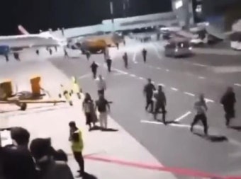러시아 공항 착륙한 이스라엘발 여객기…친팔레스타인 시위대 습격 받아