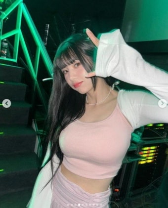 ‘워터밤 여신’ 권은비, 하의 실종+아찔 볼륨감으로 섹시美 발산[M+SNS]