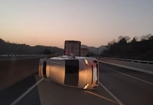 고속도로 가드레일 받은 뒤 차에서 나와 투신