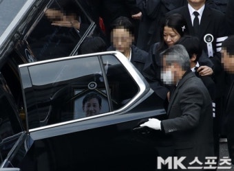 故 이선균, 오열한 아내 전혜진·두 아들 배웅 속 발인...동료 선후배도 마지막까지 함께했다[M+이슈]
