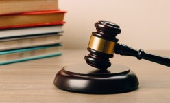 각종 외국어로 사랑한다 문자 보낸 고교 담임, 항소심서 징역형 집유