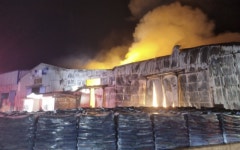 경북 경주 비료 공장서 화재…물 닿으면 발화 물질 있어 모래로 진화