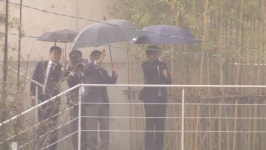 조국당 당선인 12명 양산 예방…文 우산 쓰고 맞이