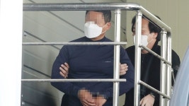 법원 앞에서 흉기로 유튜버 살해한 50대 구속