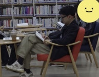 분홍색 이어폰 끼고…한동훈 양재도서관 목격담 화제