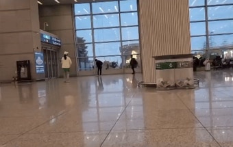 인천공항 출입구서 테니스 치는 커플…누리꾼 '경악'