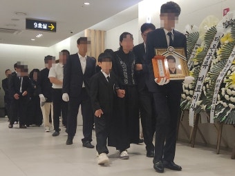 '일본도 살인' 피해자 40대, 유족들 눈물 속 발인