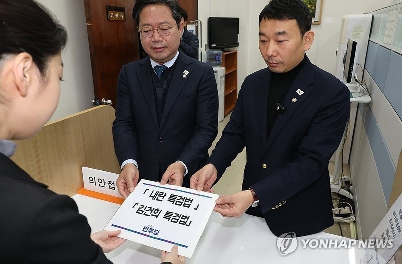국민의힘, 비상계엄 특검법 자체 발의... 민주당과의 대립 가열!