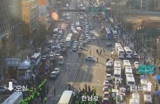 드러누운 윤 대통령 지지자들…한남대로 교통 마비