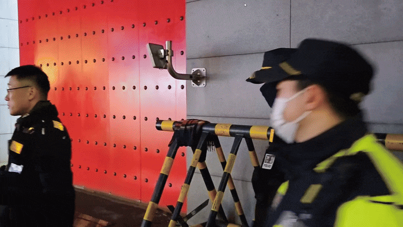 윤석열 지지자 캡틴 아메리카 복장으로 난입…중국대사관·경찰서