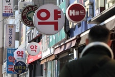 약국은 장난감도 팔면서…건기식 판매 중단, 공정거래법 위반? [올댓체크]