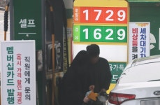 국내 주유소 기름값 10주 연속 하락…당분간 약세 전망