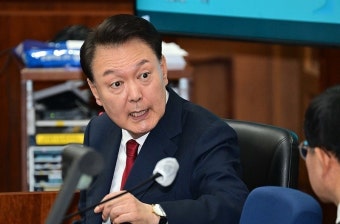 윤석열 전 대통령의 내란 혐의 형사재판, 의원 끌어내기 공방이 심화