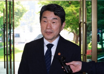 이주호, 권한대행 첫 출근…