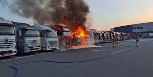 창원 주유소 내 주차장 트레일러 화재…차량 4대 피해