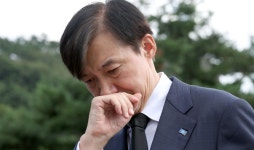 조국, 노무현 묘역 참배 중 '글썽'…