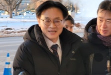 “잘하고 오겠다” 김정관 미국행…관세 재인상 돌파구 찾나